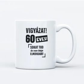 Vigyázat 60 éves poénos bögre szülinapra 60 éveseknek