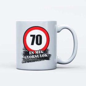   70 és még gyorsulok szülinapi bögre ajándék 70 éveseknek