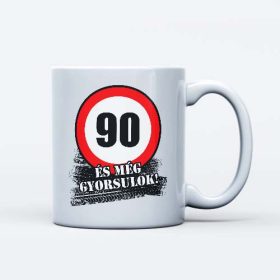   90 és még gyorsulok szülinapi bögre ajándék 90 éveseknek